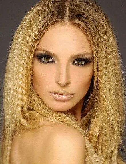 Прически с плойкой гофре. Прическа гофре на длинные волосы распущенные. Прически с гофрированными волосами. Мелкое гофре на волосах. Гофре для волос прически.