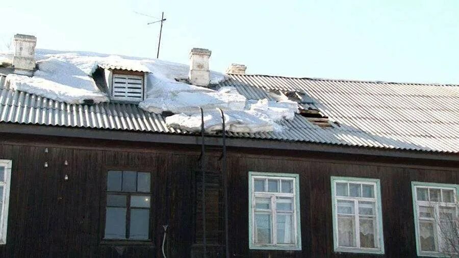 башкирия зианчуринский район. снег на крыше. рухнула крыша от снега. обрушение крыши в пугачеве. провалилась крыша в частном доме.