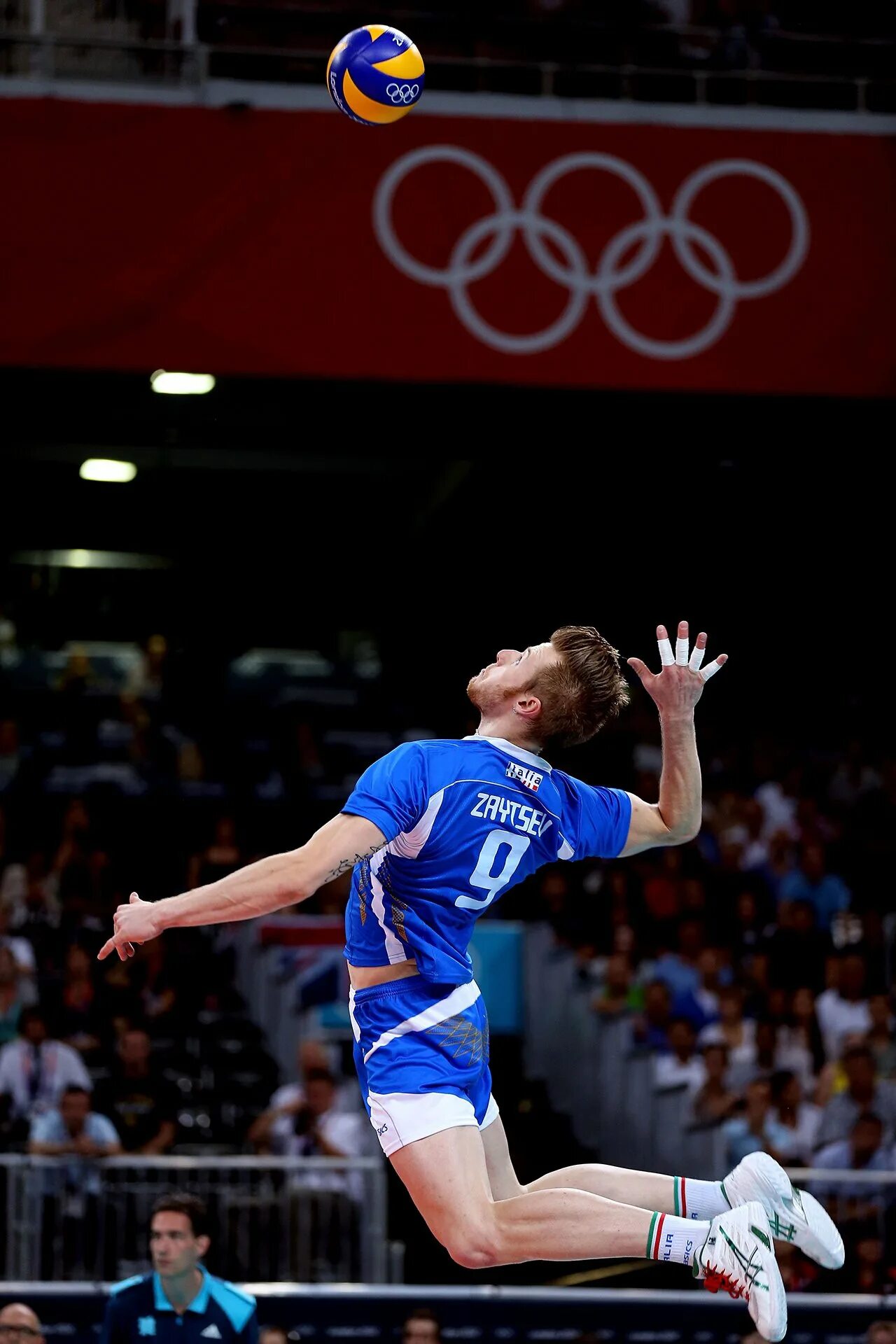Высокий прыжок волейбол. Прыжок Ивана Зайцева. Подача в волейболе. Волейболист в прыжке.