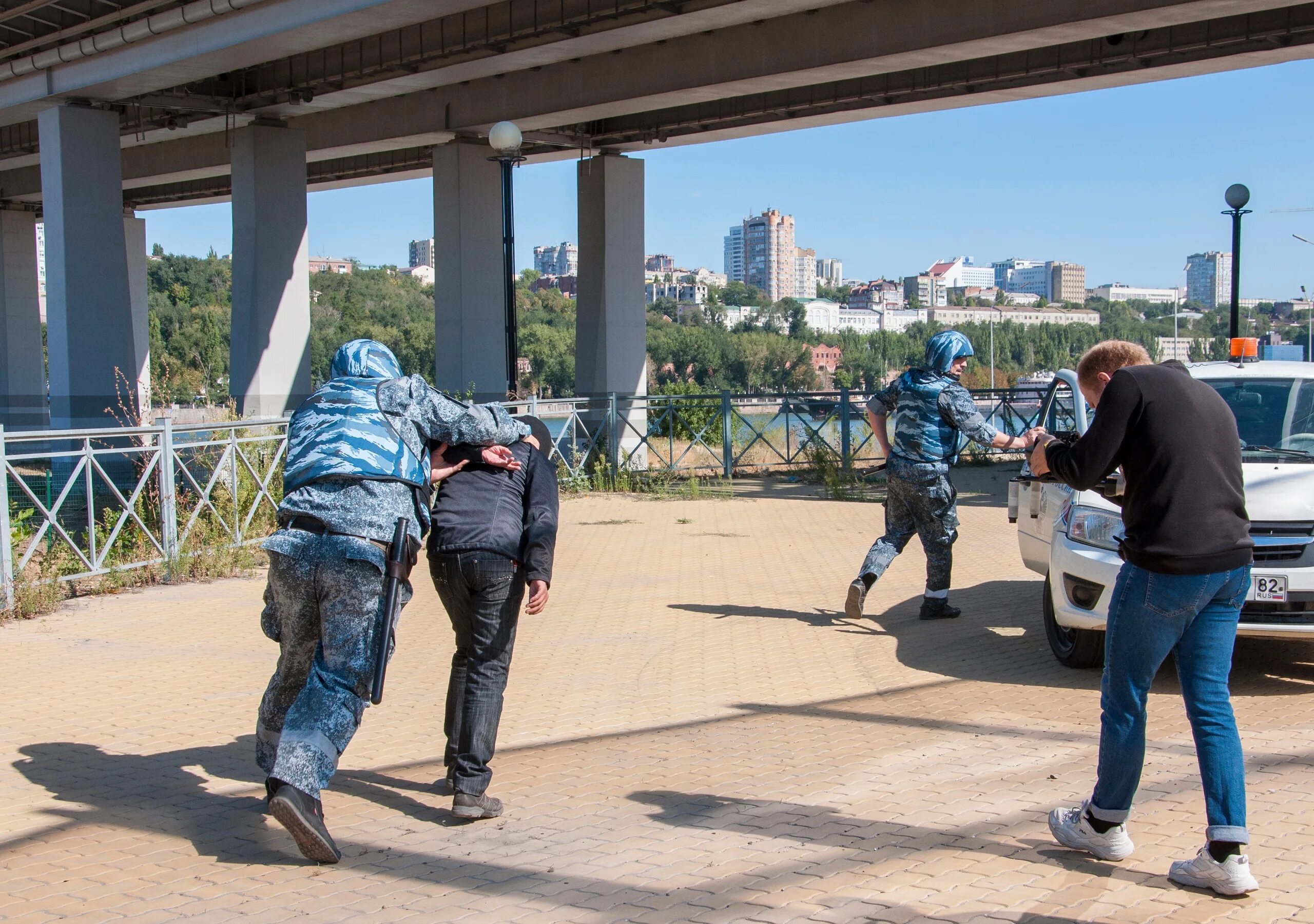 Благоустройство под мостом. Мост через Дон в Ростове. Охрана мостов. Ростов на Дону 2022. Минеральные воды охрана