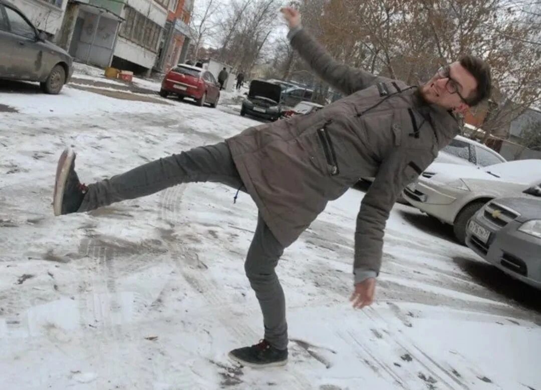 Гололед не назад. Гололед. гололед на дороге. сильный гололед. человек на скользкой дороге.