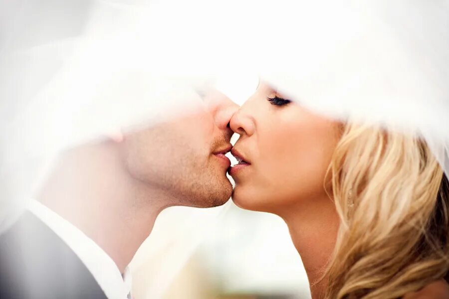 Красивый поцелуй. Поцелуй с блондинкой. Блондин и блондинка. Мужчина и женщина блондины. Blondes kisses