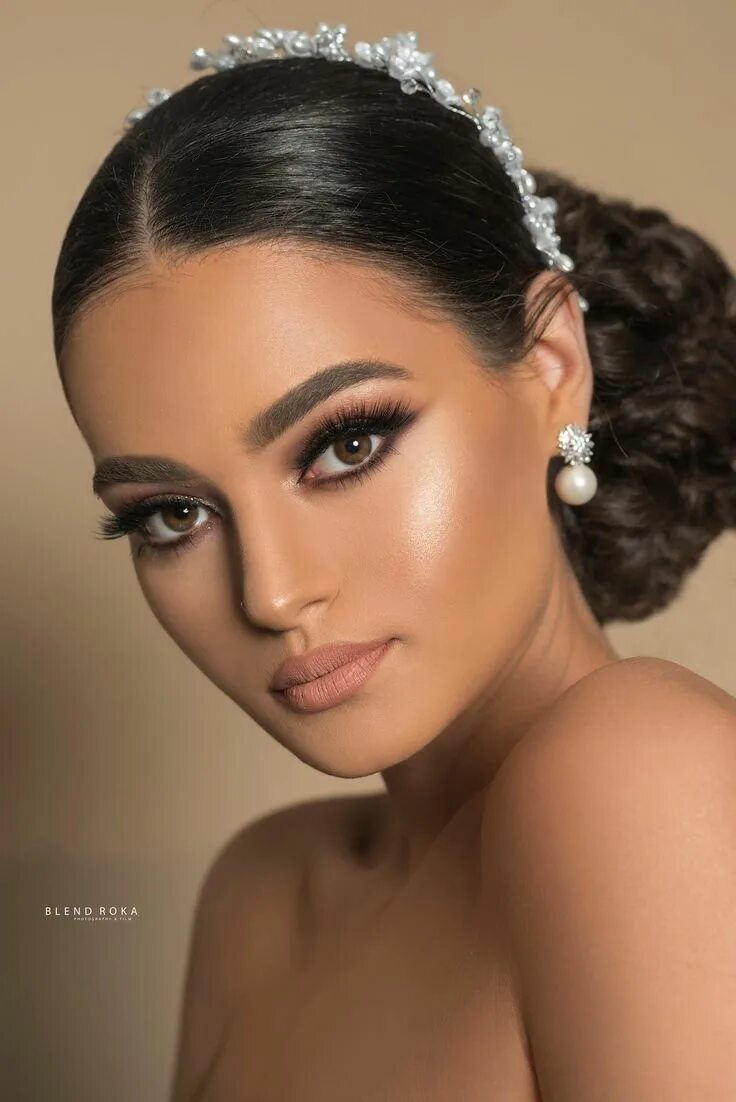 A imagem pode conter: 1 pessoa, close-up Wedding makeup, Wedding makeup for brun