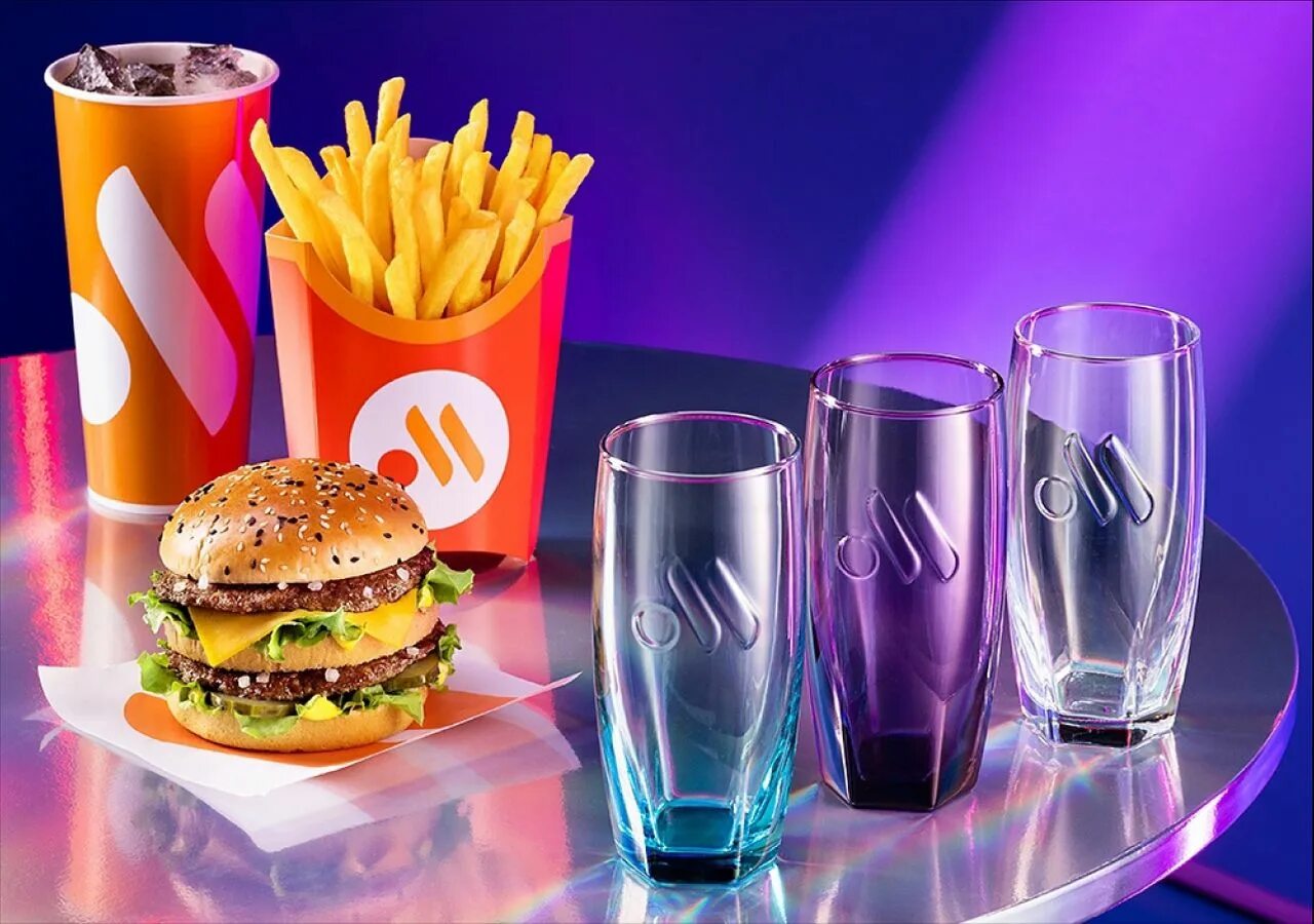 Маккомбо стакан. Greenbox совместный брендинг. Стаканы из комбо вкусно и точка. Стаканчик из вкусно и точка. Сколько стаканов вкусно и точка.