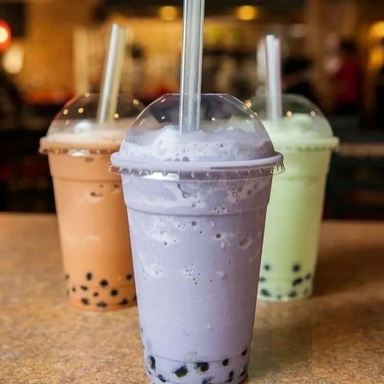 Bubble drinks. Тапиока bubble tea. баббл ти bubble tea. молочный коктейль с тапиокой. молочный коктейль с пузырьками.