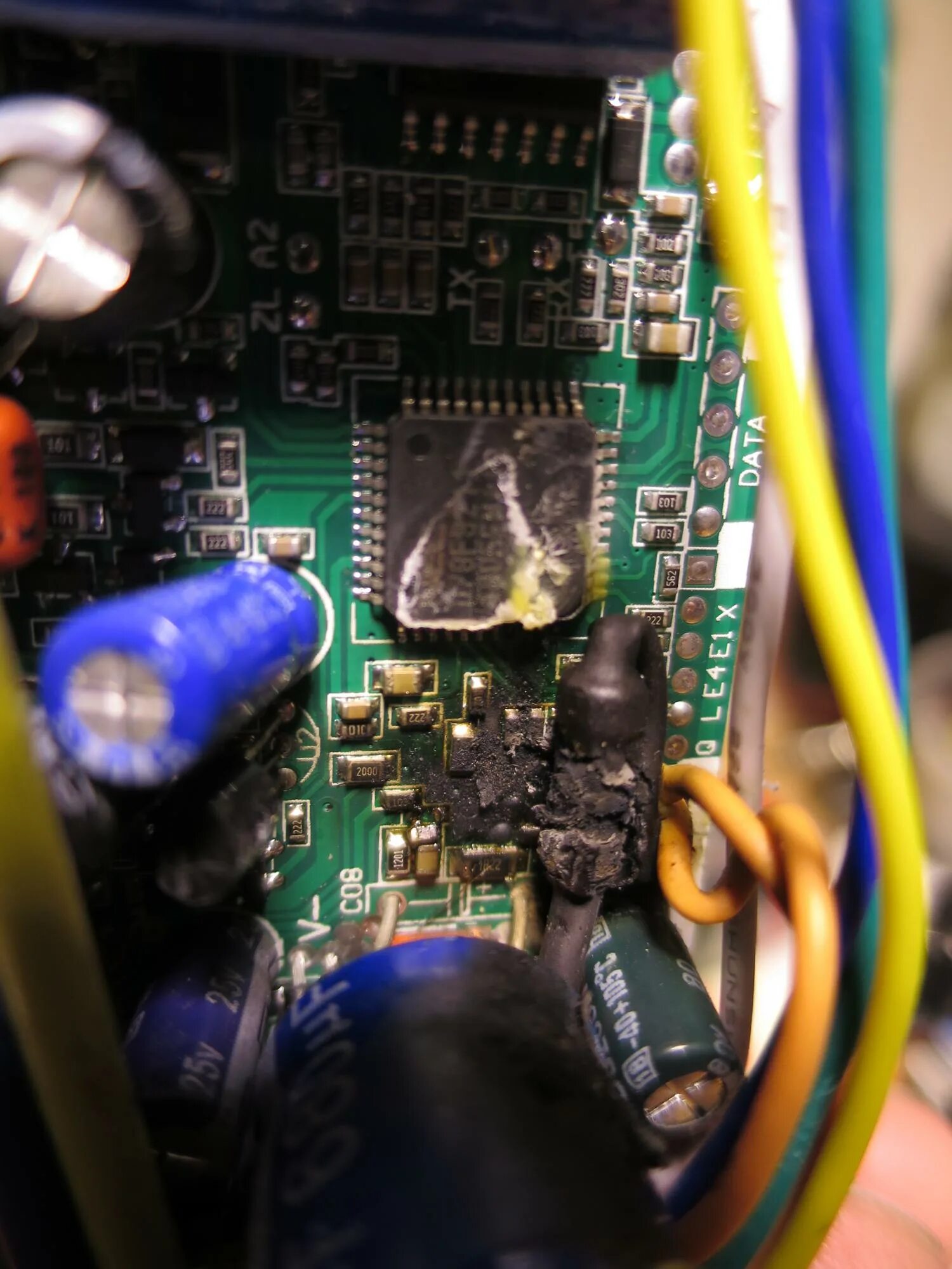 Сгорело сопротивление. Сгоревший SMD резистор. Сгорела микросхема в ТВ приставке. Сгоревшей резистор на материнской плате ASUS. Сгорел SMD м2 выпрямитель.