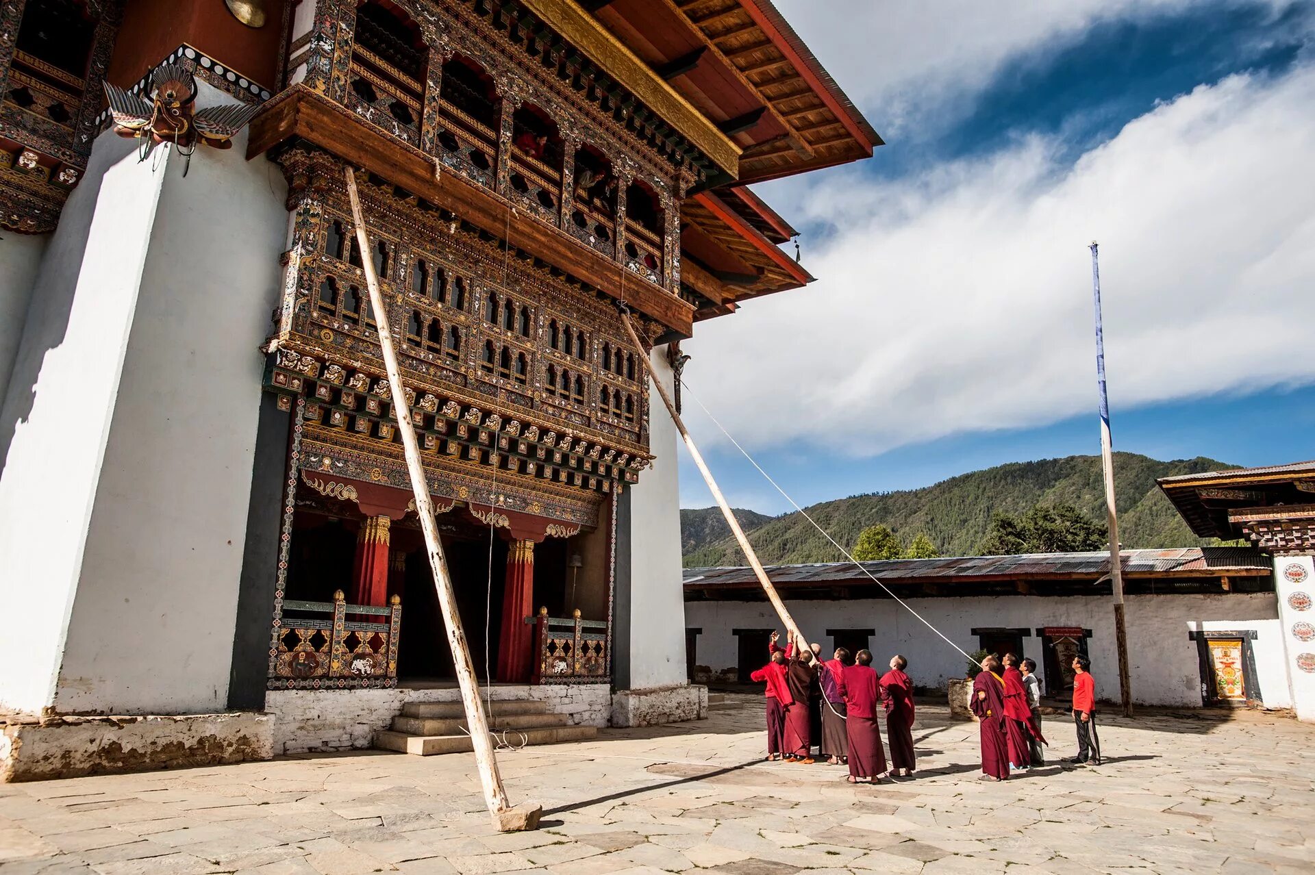 Бутан работа. Гангтей-Гомпа. Бутан гурунги. Долина Гангтей бутан. Королевство бутан культура.