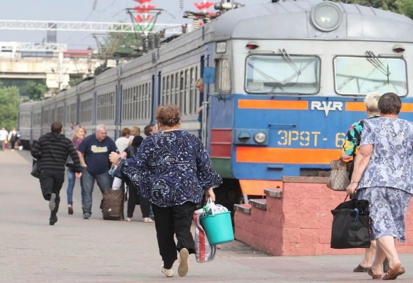 Когда начнется льготный. Пенсионеры в поезде. Электричка фото. Пенсионеры в поезде электричке. Скидки пенсионерам на ЖД.