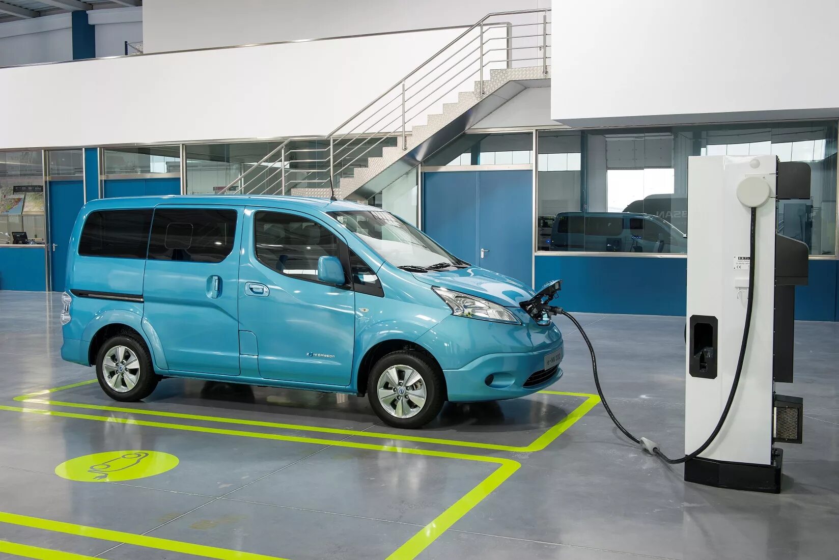 Ниссан nv200 электро. Nissan e nv200 электромобиль. Ниссан нв 200 электро. Nissan nv200 грузовой