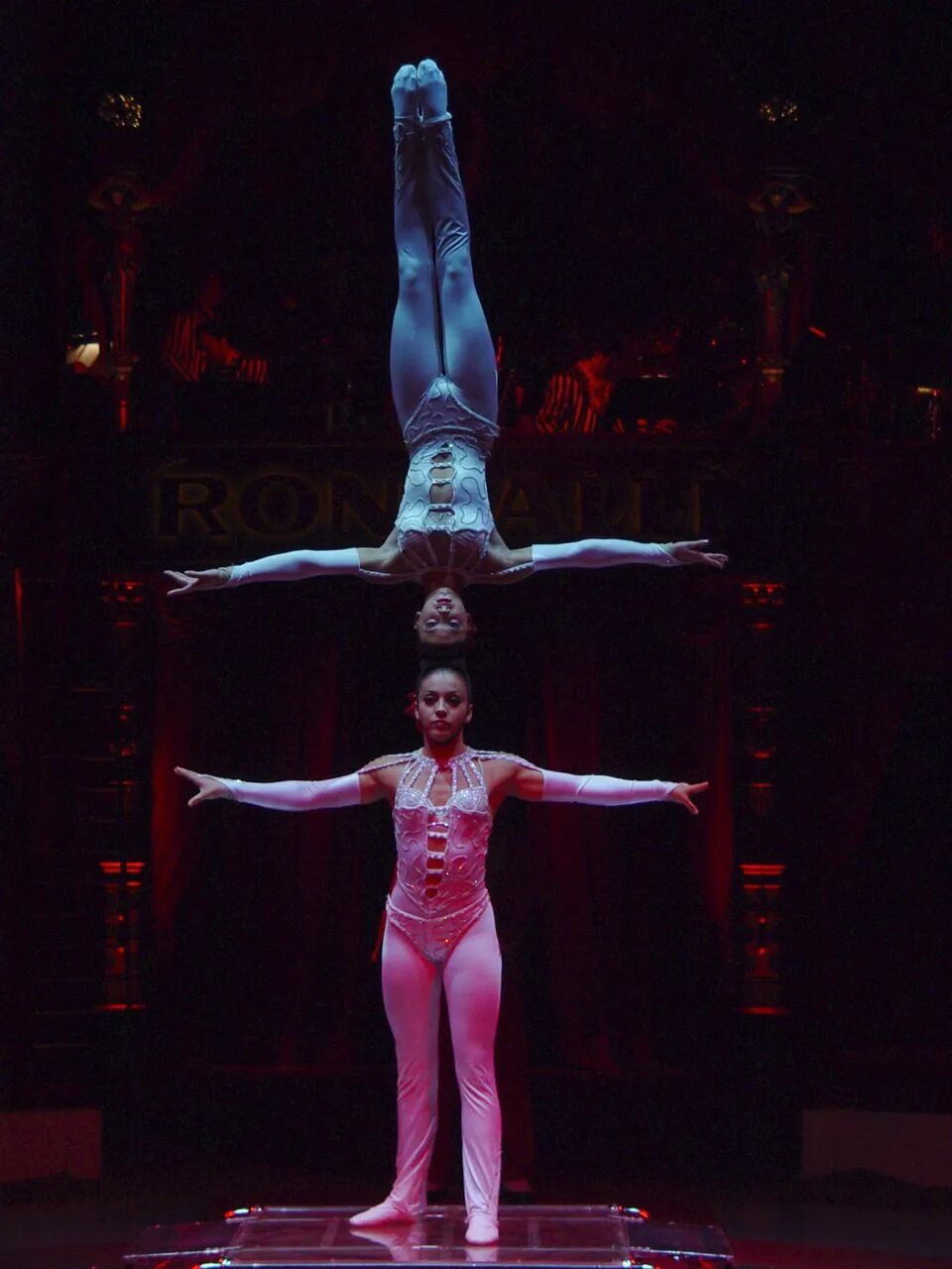 женская силовая акробатика в цирке. акробат фото. цирковые акробатки в купальниках. женщина акробат. цирковые гимнастки в купальниках.