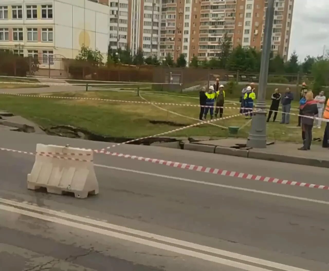 Чп в московской области сегодня. Удальцовские пруды после реконструкции. Тротуар люди Москва пробка. Новый храм улицы Гурьянова.