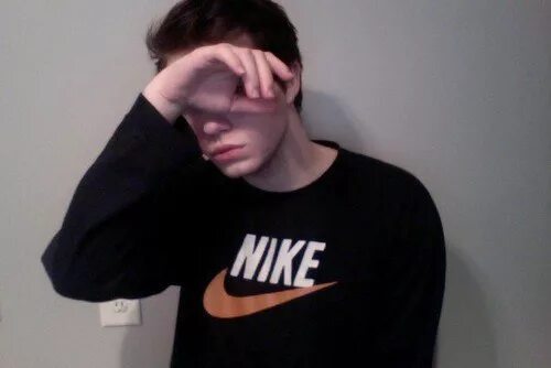 красивые мальчики с закрытым лицом. подростки эстетика. подросток в капюшоне. мальчики с закрытыми лицами. парень прикрывает лицо рукой.