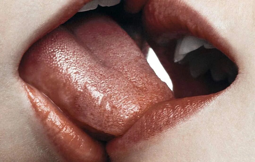 Головку поцелую. Поцелуй с языком. Поцелуй в губы с языком. Поцелуй с языком крупным планом. Красивый язык.