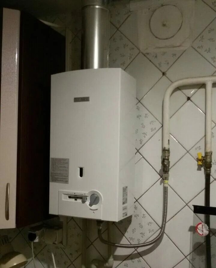 Газовая колонка в квартире. Газовая колонка для отопления квартиры. Газовая колонка в квартире. Кухня с газовой колонкой. Газовая колонка в частном доме.