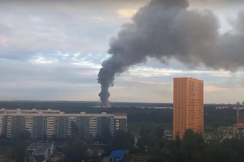 Белый дым конклава ватикан. 20 этажка. Дым и рим новое. Дым из трубы. Белый дым конклава ватикан.