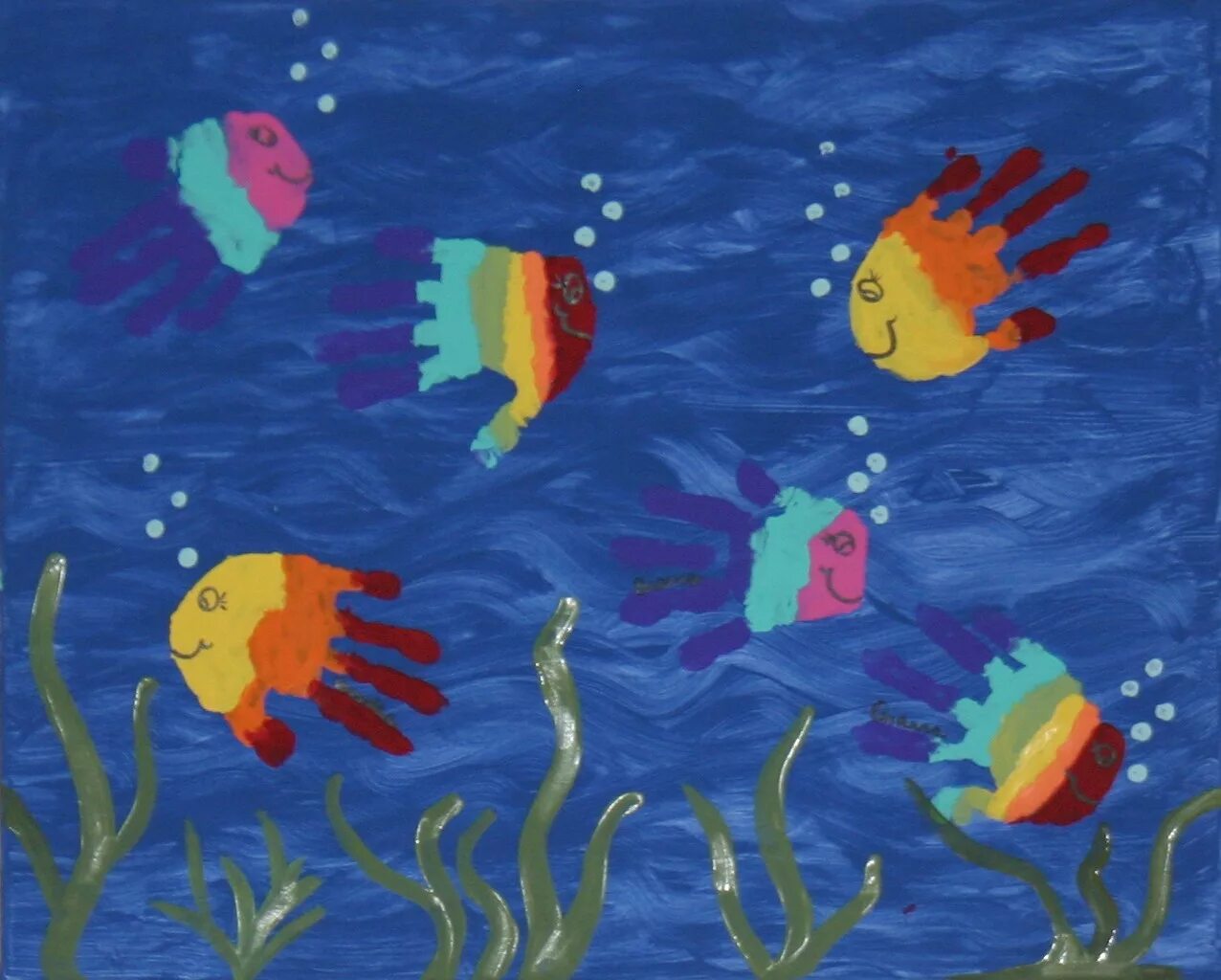 Подводный мир средней группе. Рисование подводный мир в подготовительной группе. Рисование ладошкой рыбка. Рисование ладошками - подводный мир для дошкольников. Рисование морские обитатели в средней группе.