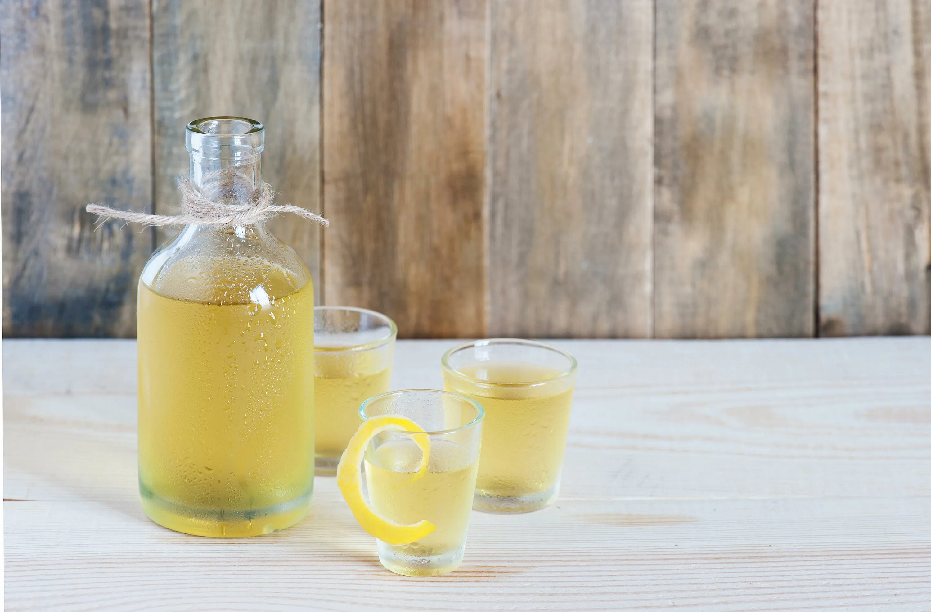 Лимончелло на самогоне. Лимончелло алкоголь. Лимончелло домашняя на самогоне. Лимончелло на самогоне на 1 литр. Лимончелло в банке.