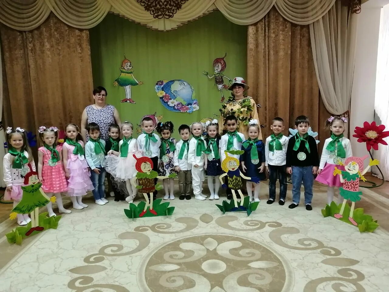 Эколята поделки из бросового материала. Эколят дошколят в детском саду. Фотоотчет на тему дошколята эколята в средней группе. Уголок эколята дошколята в средней группе. Игры с эколятами средняя группа.