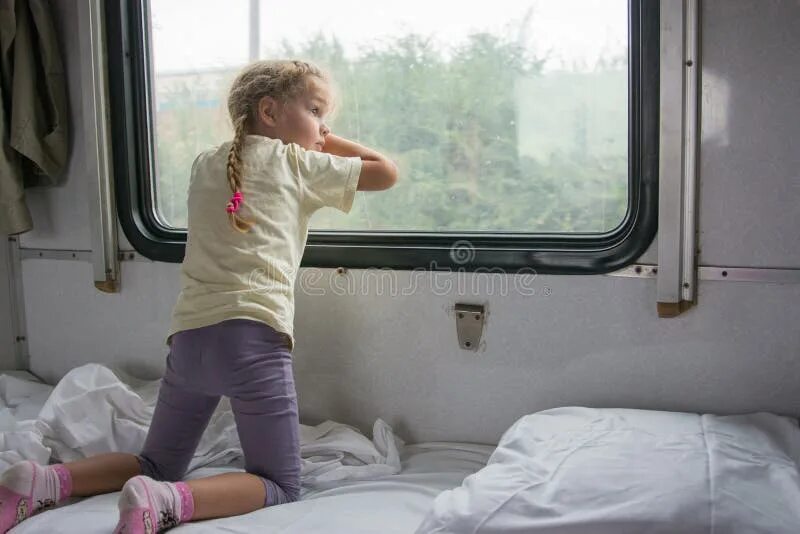 Дочка спал трусы. Девочка в вагоне поезда. Девочка в поезде на полке. В поезде девушки подростки. Подростки в вагоне поезда.