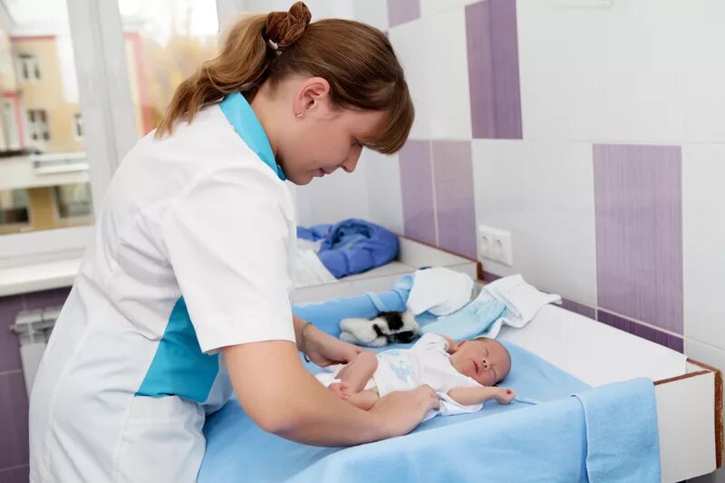 Температура после роддома. Медсестра в роддоме с новорожденным. Медсестра с младенцем. Новорожденные дети и медсестры.