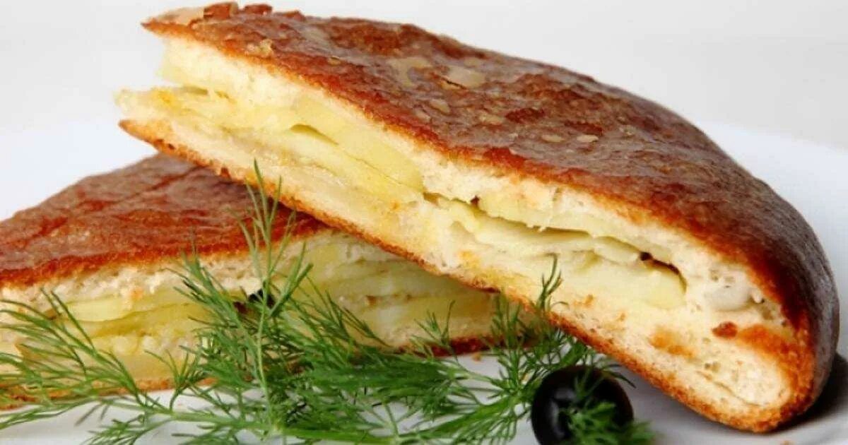 Картошку пирог из теста. Пирог с картошкой. картофельный пирог. пирог с картофелем и луком. пирожки с картошкой.