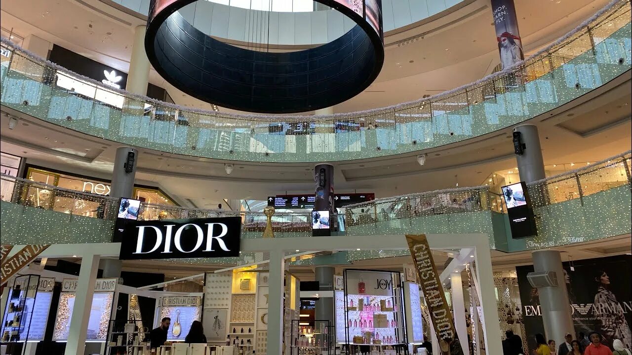 Дубай молл список магазинов. Mall of the Emirates Дубай магазины. Торговый центр Mall of the Emirates. Эмирейтс Молл Дубай. Эмирейтс Молл Дубай магазины.