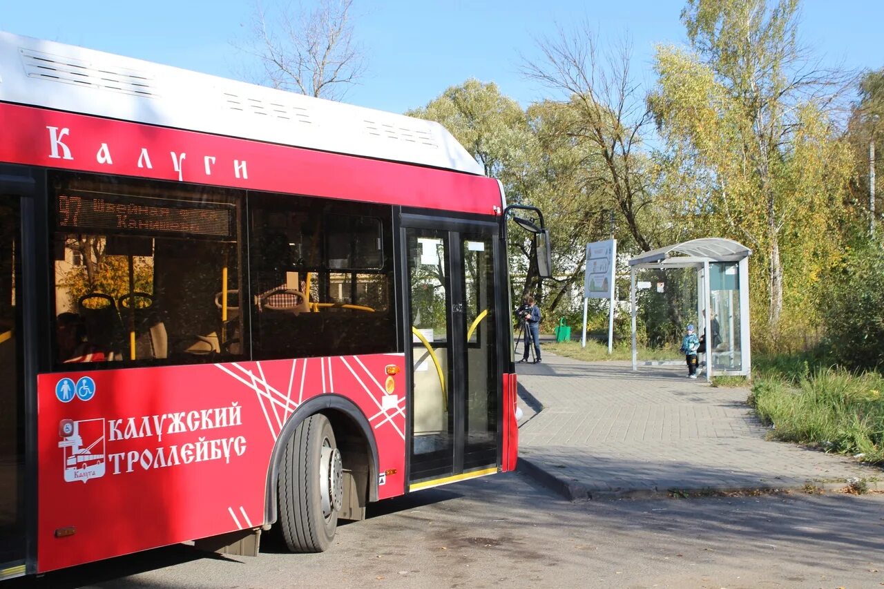 Калужский троллейбус автобус. Новый транспорт Калуги ЛИАЗ. Красные автобусы Калуга. Калужский троллейбус красный.