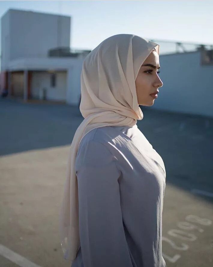Мусульманка в платке. Мусульманка в хиджабе. Мусульманка в хиджабе. Красивые девушки в хиджабе со спины. Александра головкова 2020.