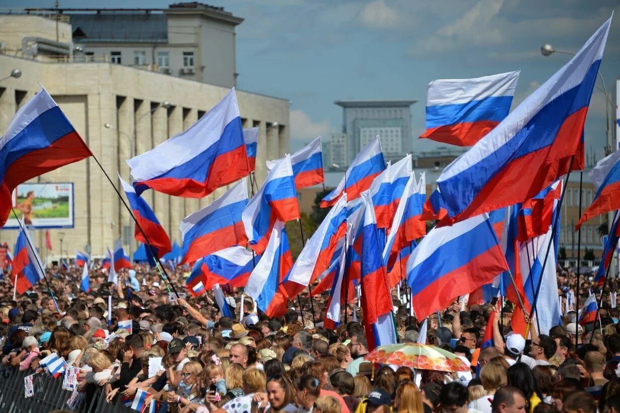 Когда была организована россия. Митинг с флагами. Митинг с флагами России. Толпа с флагами России. Флаг российский.