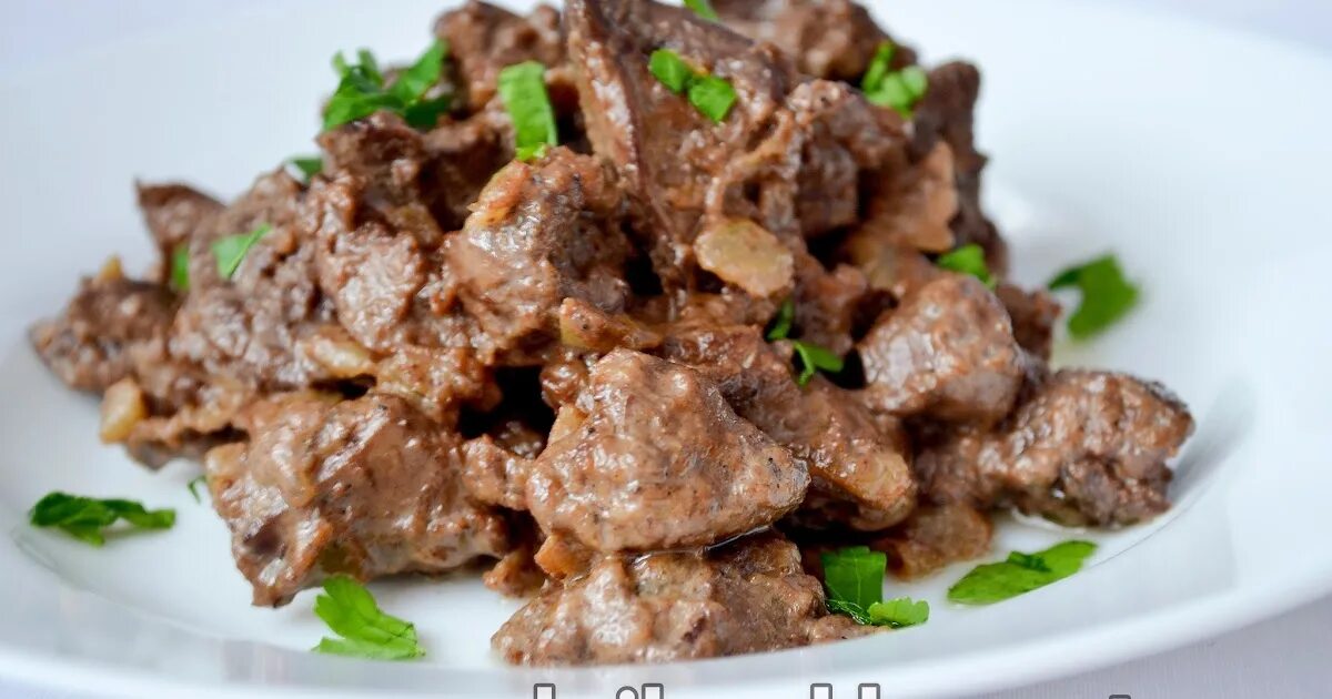 С какого возраста давать куриную печень. Печень куриная тушеная. печень куриная пп. печень тушеная на белом фоне.