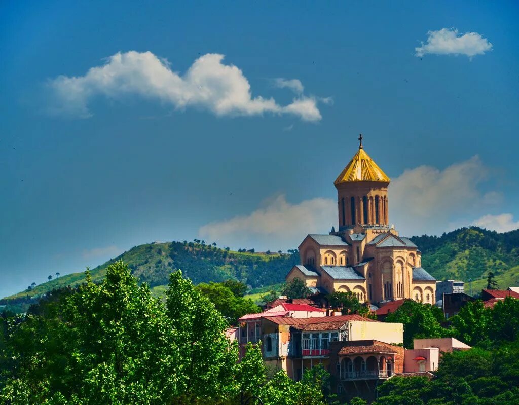 Tbilisi city. Грузия Тбилиси архитектура. Грузинская архитектура Тбилиси. Georgian House Тбилиси. Хуло Грузия достопримечательности.