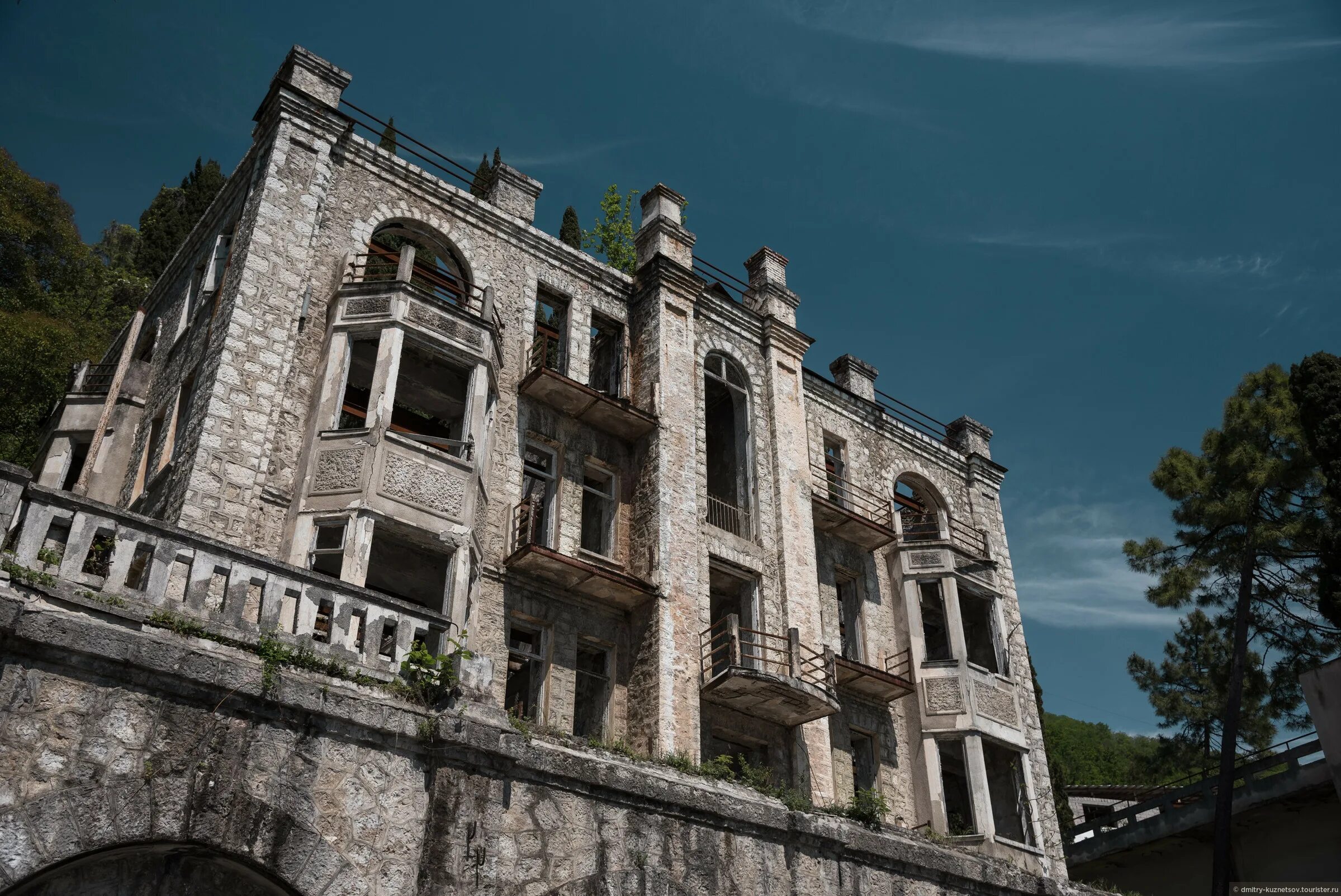 Гагра скала. Гагра скала. Заброшенный пансионат скала гагра. Гагра пансионат скала ссср. Пансионат скала гагра абхазия.