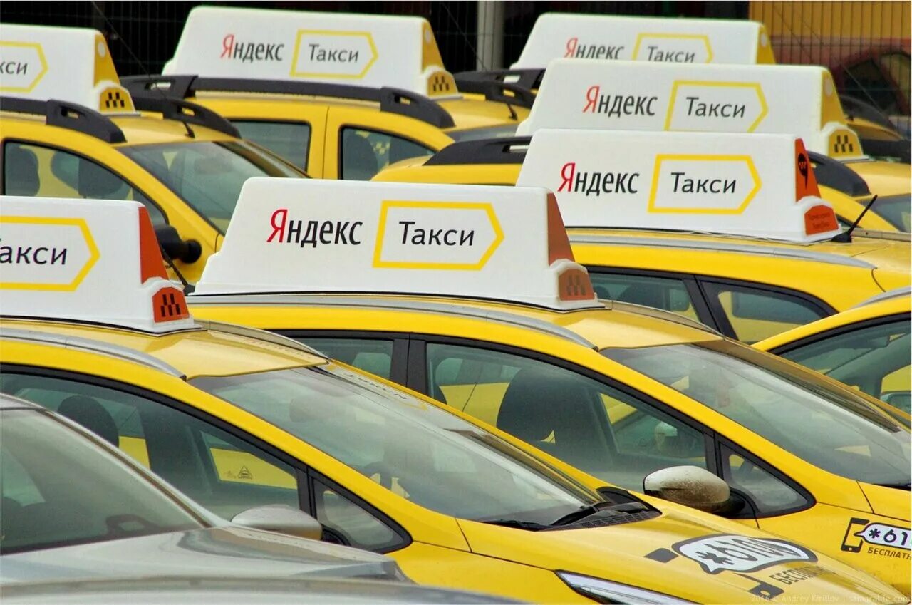 Отправьте мне такси. Отправьте мне такси. Такси едет. Такси. Пассажир такси.
