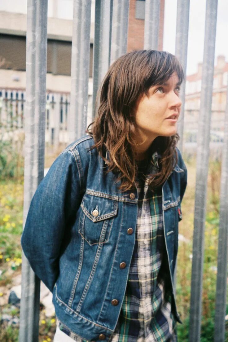 Кристен Барнетт. Courtney Barnett кроссовки. Наташа Барнетт сейчас.