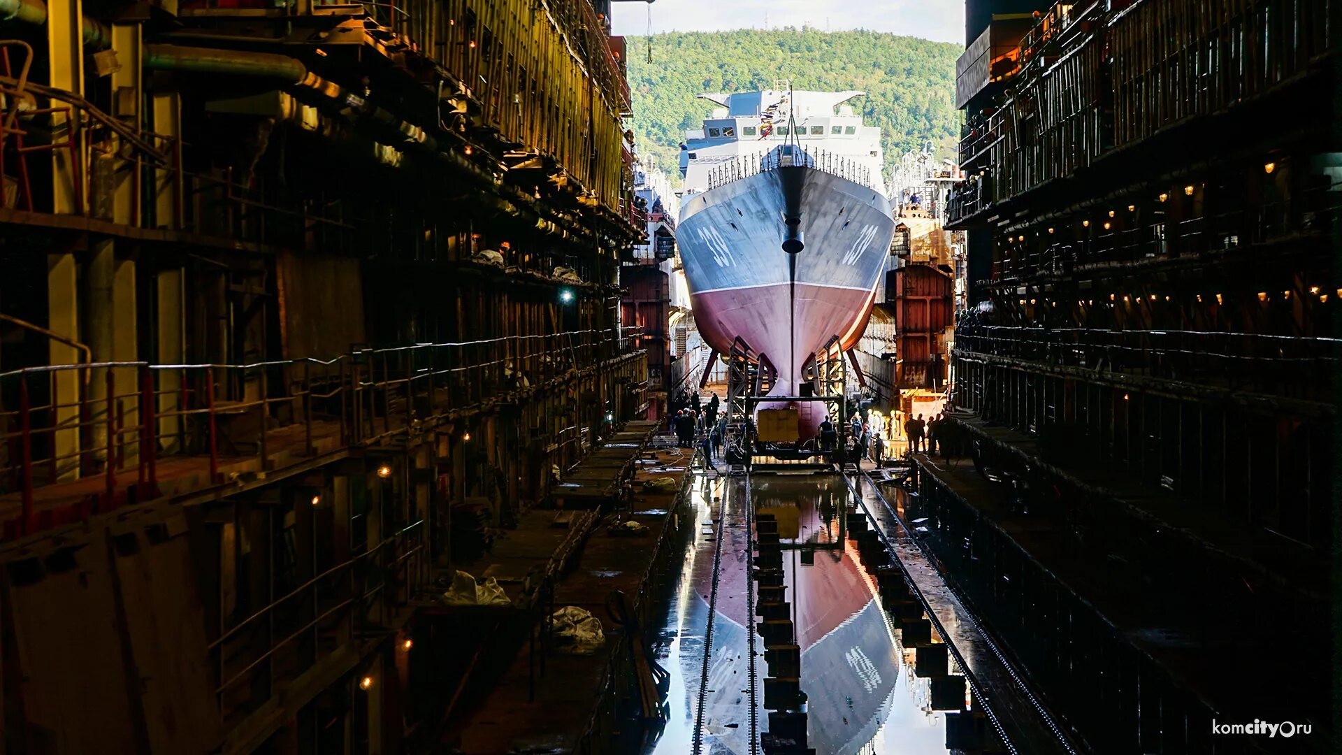 Корвет алдар цыденжапов проекта 20380. Судостроительный завод комсомольск на амуре. Комсомольский судостроительный завод. Судостроительная верфь речная. Судоремонтный завод владивосток.