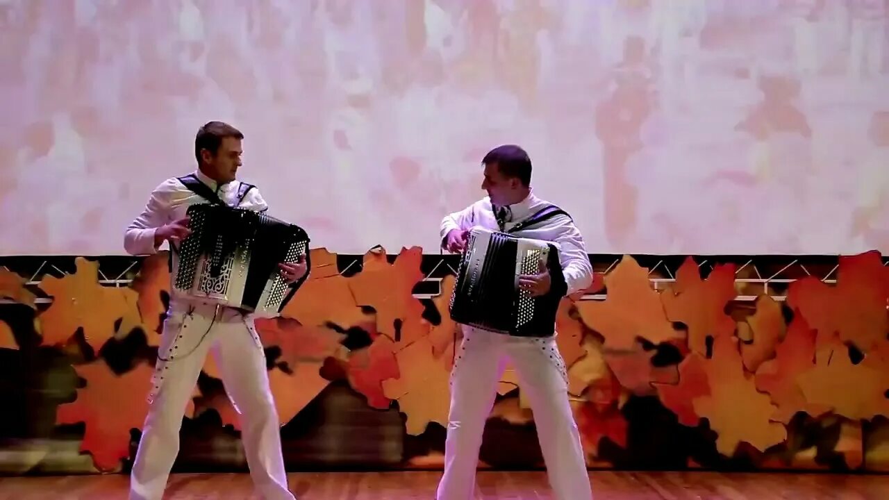 Знаменитый белорусский дуэт. Владимирбутусовбоянист. Баян попурри. Фото баян роланд на природе. Рыспай абдыкадыров попурри.