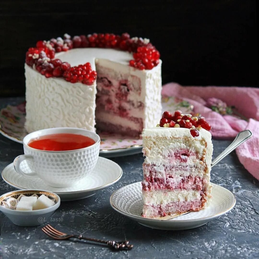 С чем сочетается малина в торте. Малиново йогуртовый торт. Шоколадно малиновый торт. С чем сочетается малина в торте. Муссовый торт фисташка.