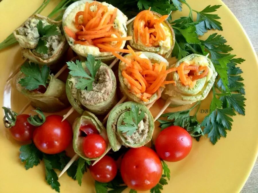 Овощная нарезка. Овощные фуршетные закуски. Рулетики из цукини с творожным. Башенки из баклажанов и кабачков с помидорами. Холодные закуски.