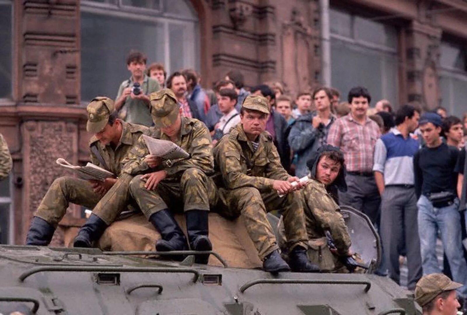 Военные 90 х годов. Путч 1991 Альфа. Путч 1991 солдаты. Солдаты Москва август 1991. Таманская дивизия августовский путч.