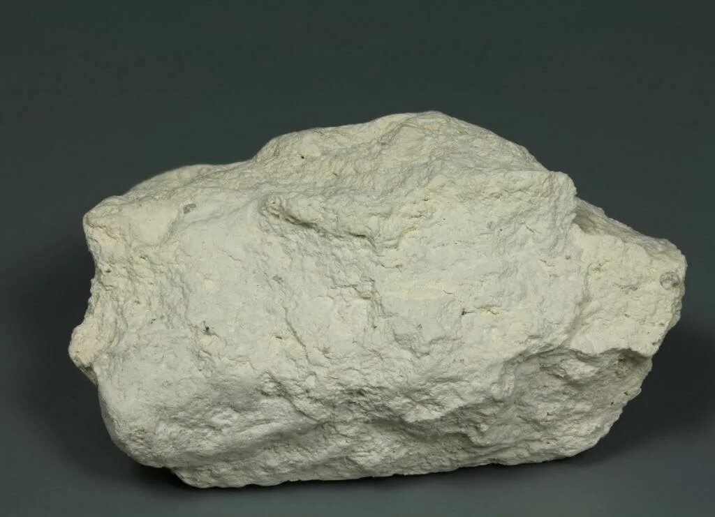Излом каолинита. Глинистый минерал каолинит. Каолинит минерал излом. Каолинит, глина, монтмориллонит..