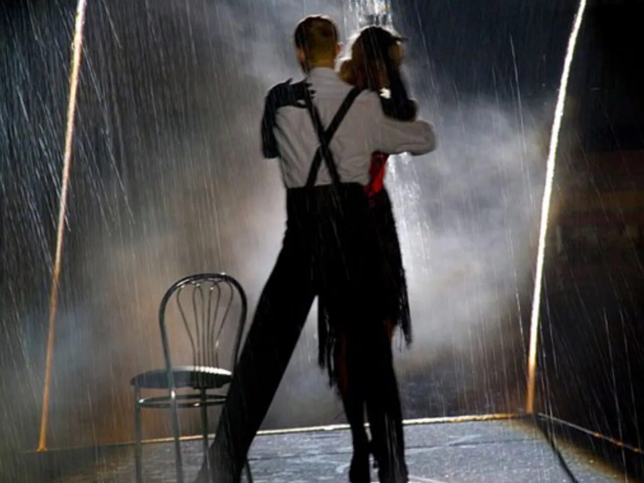 Безумные дожди. Танцующая пара под дождем. Мужчина и женщина под дождем. Двое танцуют под дождем. Фотосессия пары под дождем.