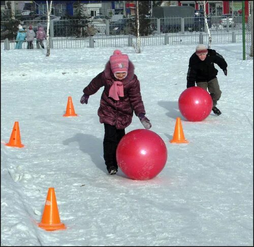 брумбол вид спорта. спортивные конкурсы для детей на зимней улице. зимняя спортивная игра с мячом. зимние соревнования. зимний вид спорта брумбол.