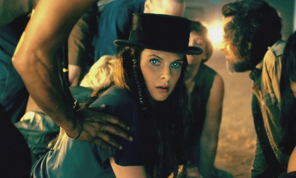 Эми Фергюсон В Черном Лифчике – Страна Садов (2003)