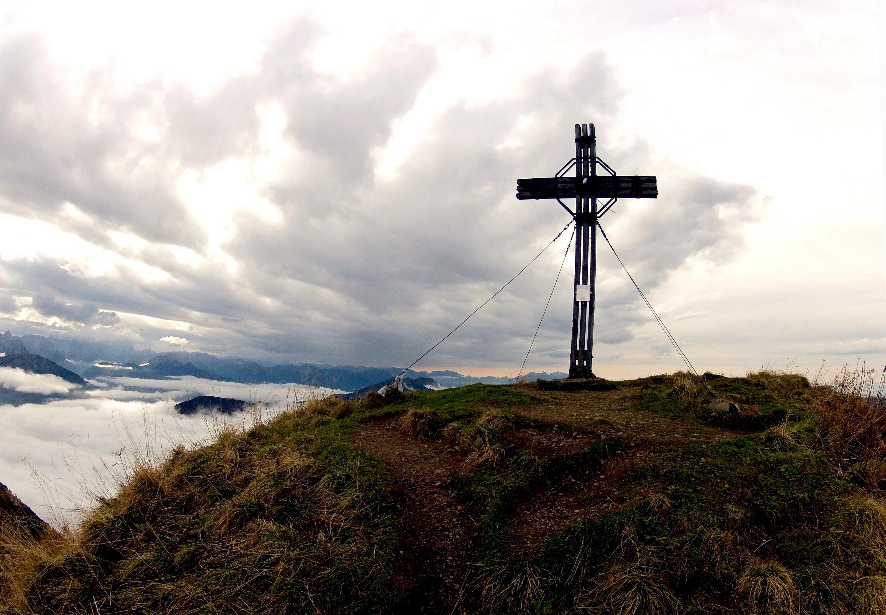 Cross standing. Крест на крестовой горе Кандалакша. Кръстова гора крест. Печенга крест на горе. Крест на вершине горы Афон.