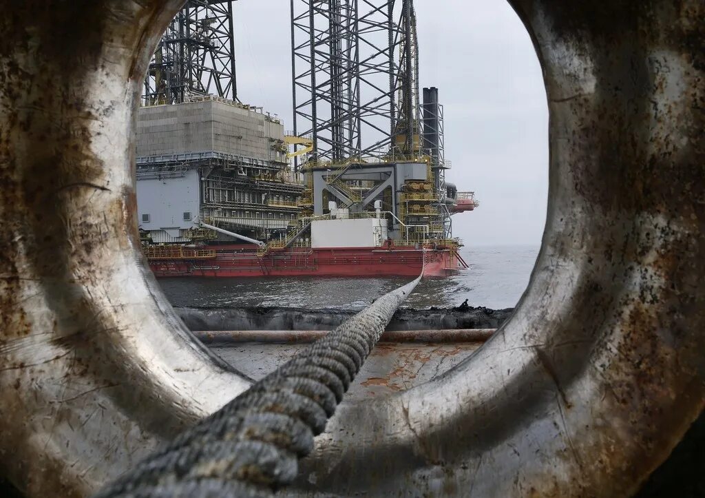 Апшеронский полуостров нефть. Российская нефть марки urals. Добыча нефти скважина. Добыча газа. Нефтегазовая добыча.