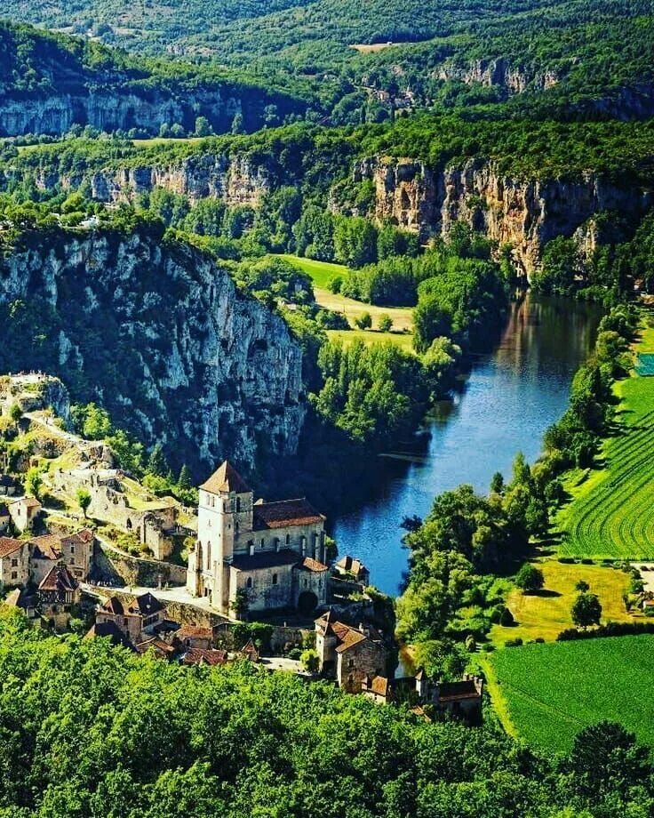 Город эс. Пиренеи. Midi Pyrenees Франция. Юг-Пиренеи. Южные Пиренеи Франция регион.