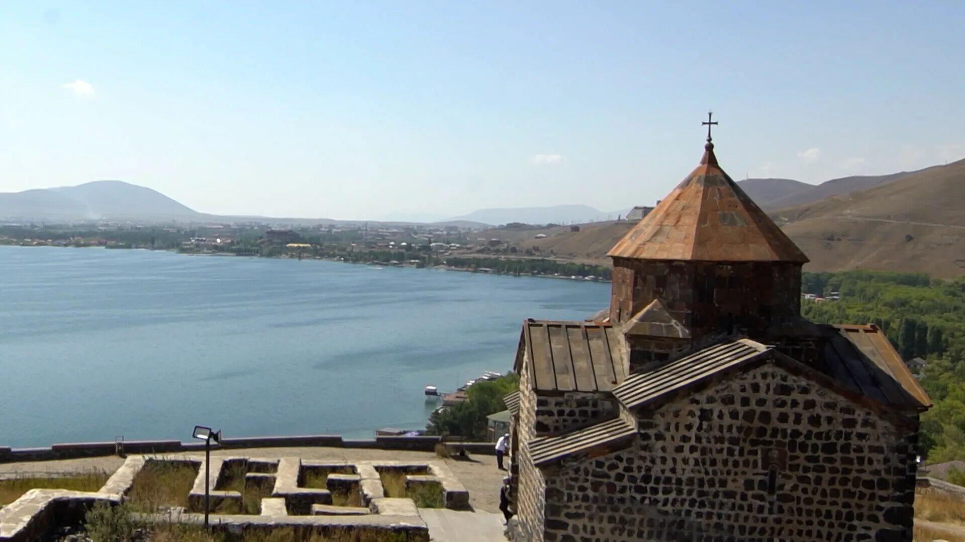 монастырь святых апостолов севан. ереван озеро севан. зона отдыха в армении. армения отдохнуть. церковь на озере севан.