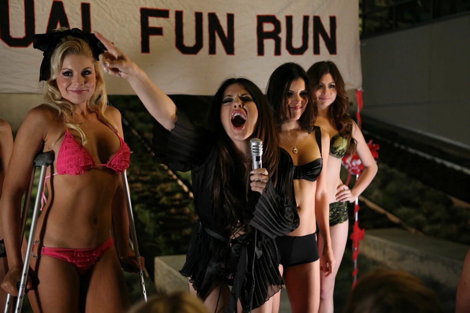 Attack of the 50 ft cheerleader. атака 50 футовой черлидерши 2012. нападение пятидесятифутовой чирлидерши (2012). атака 50 футовой черлидерши 2012. атака черлидерши нападение 50 футовой.