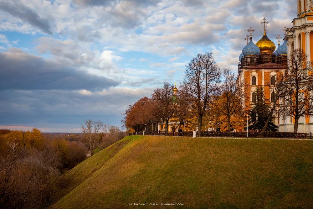 Рязанский Кремль Рязань. Осень Рязань Рязанский Кремль осенью. Кремлевский вал Рязань. Рязань Кремль осень. Кремлевский вал