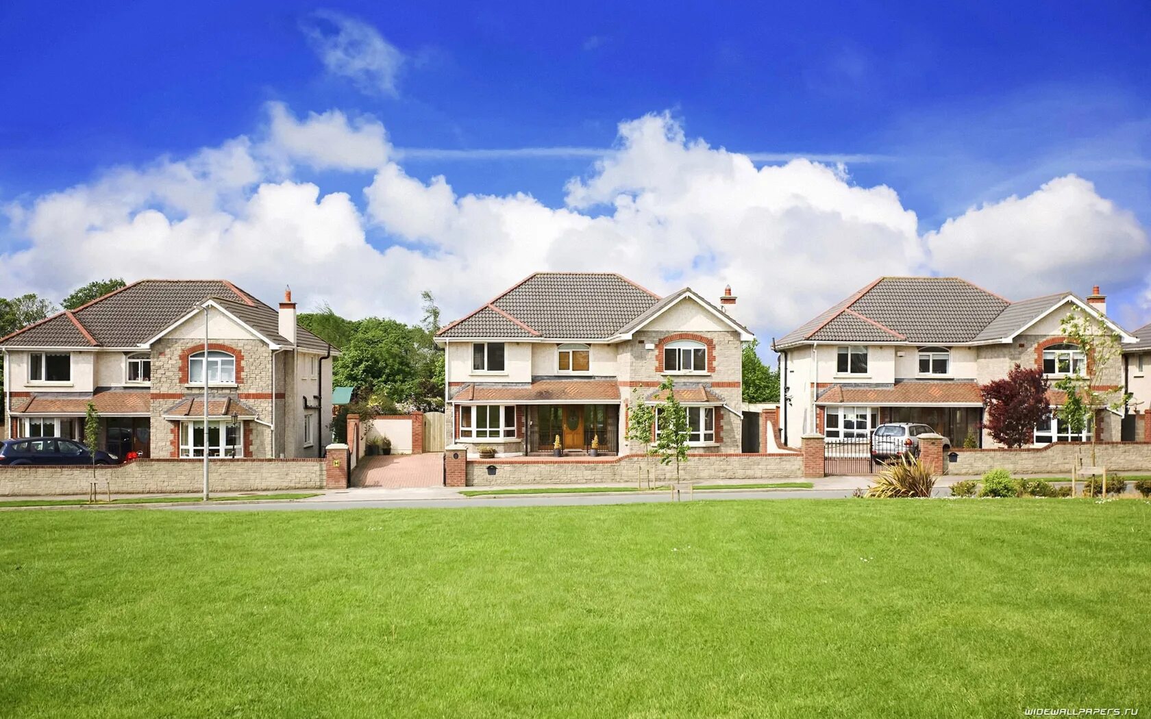 Красивые коттеджи. Несколько частных домов. Проекты красивых домов. Коттеджный поселок в америке. Маленький загородный домик.